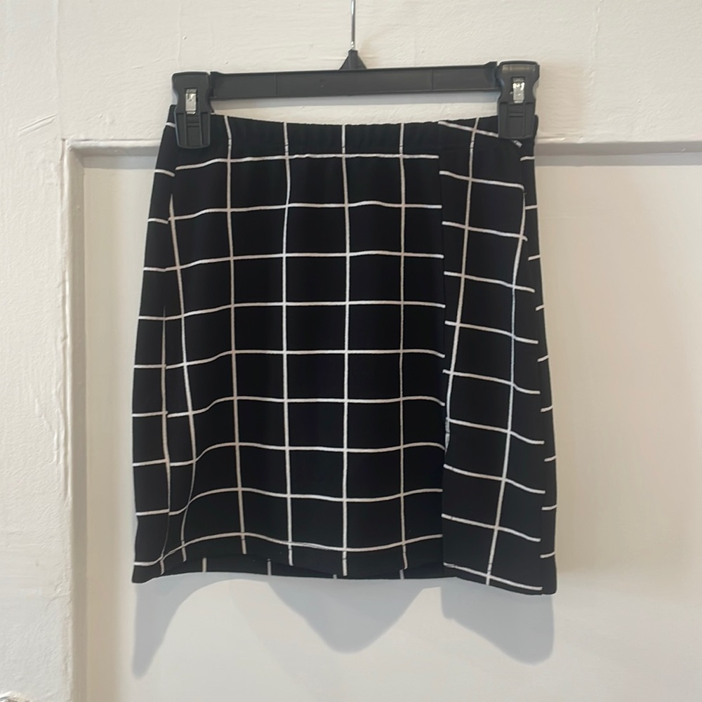 Black and white mini skirt with small slit in the front